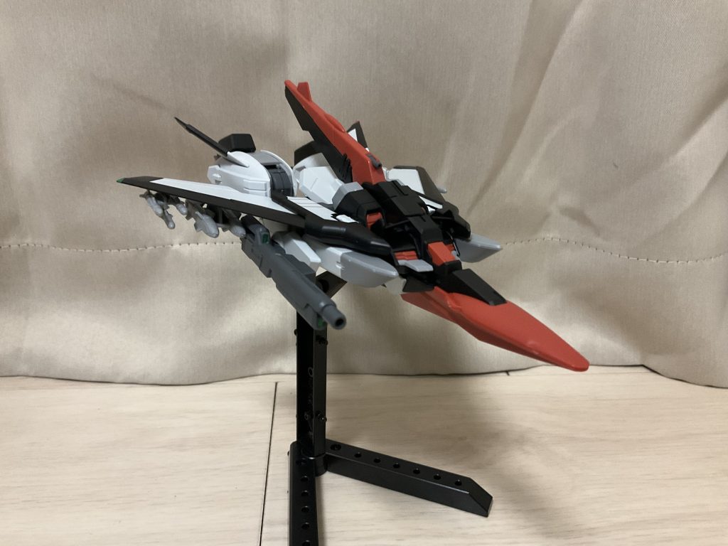 MA形態翼が可動するからコイツは可変翼機ですね、クッソ俺の性癖じゃねえかこんなん買いたいと思うに決まってんだろ↑素組用と塗装用で2機買いました後退翼の方が好きなんですが、主翼を展張させないとホノイカズチとミサイルが干渉します(´・ω・)