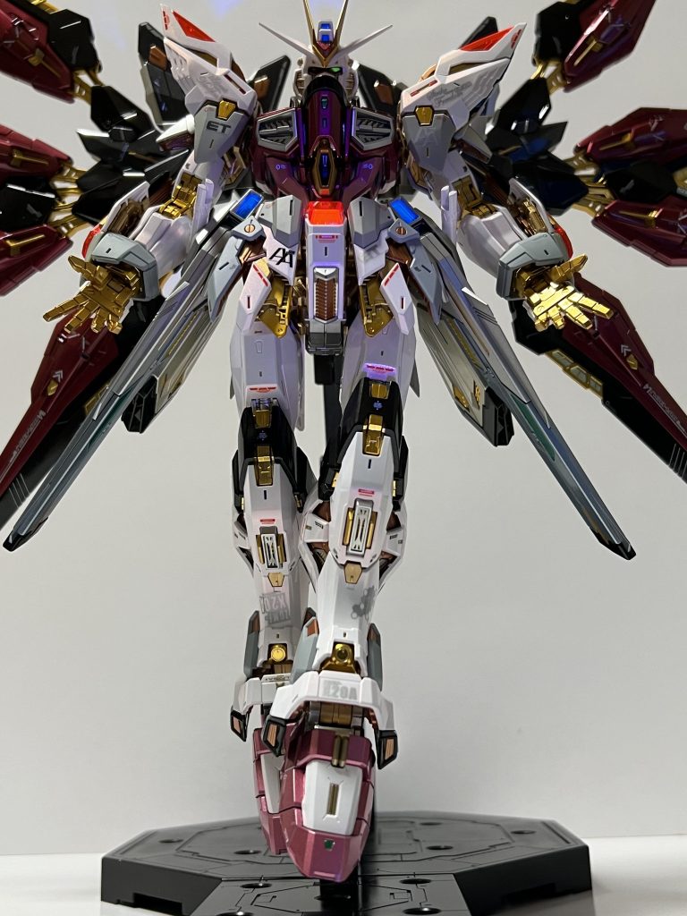 ツインアイ、頭部カメラ、スコープ、そして肩腕部のクリアカバー等には、蛍光塗料を用いているため、ブラックライトを照らすと発光します。