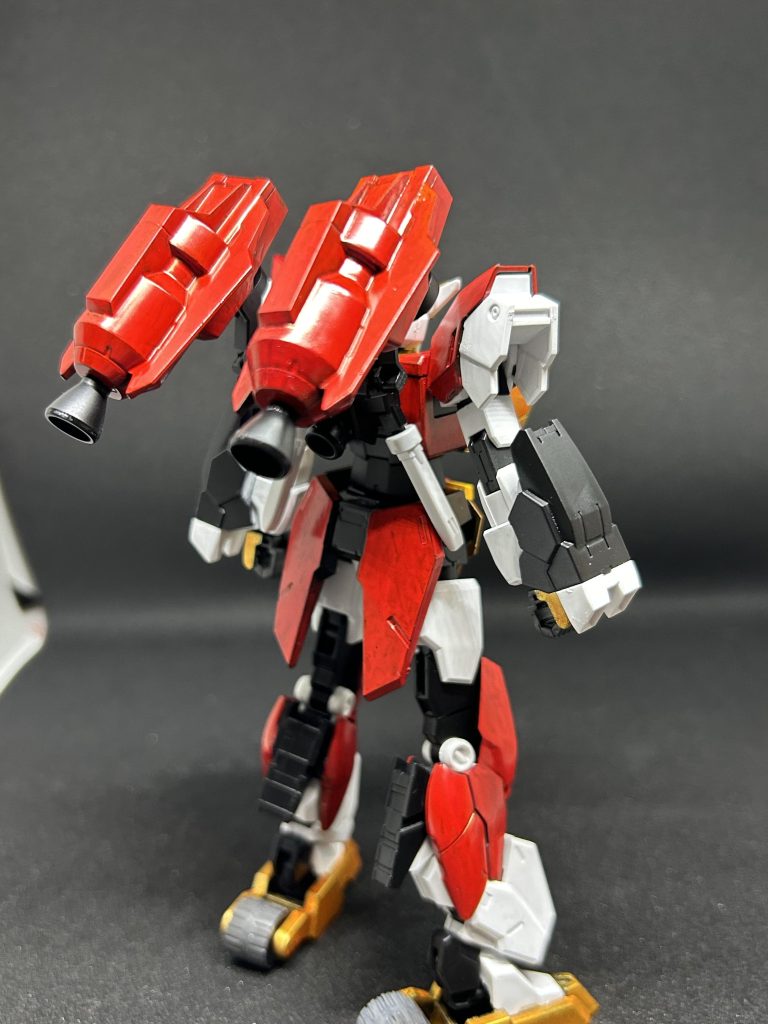 背中は武装を背負わすか悩みましたが、サタニクスウェポンの装着例をみた時にブースターにしたらいいのではと案が出たのでそうしてみました。