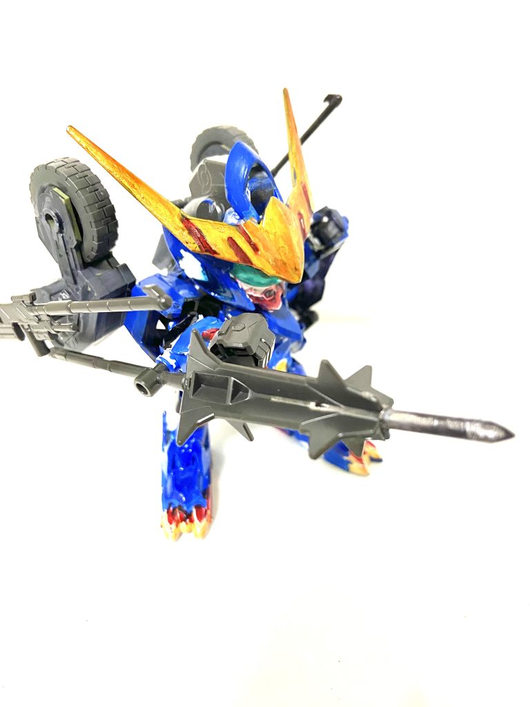 バルバトスのメイスも健在、メイスの先端をピンバイスで穴を開けプラ某を埋め込むことでパイルバンカーを打ち出すギミックの再現を行なっている、このレースにおいて武装は妨害やそれに対する応戦などで使われる為必要最低限のものになっている。