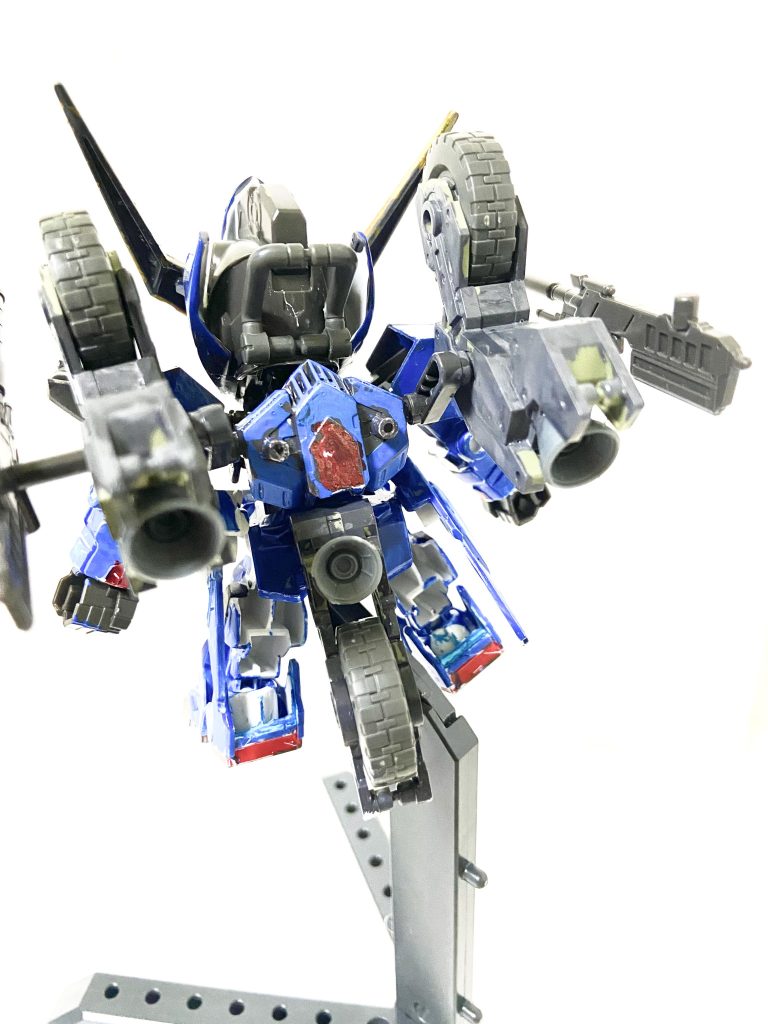 ホイールバックパック30mmのパーツにバーニアを取り付けている、これによりある程度の距離は飛行が可能、サーキット中はコースアウトすると即失格のため、飛行にあまり意味がないため飛行距離は咲いて上げんになっている。(ちなみにコースに出なければ別に飛行していても問題はない、実際レースにはΖ系統のガンダムなども出場している為)