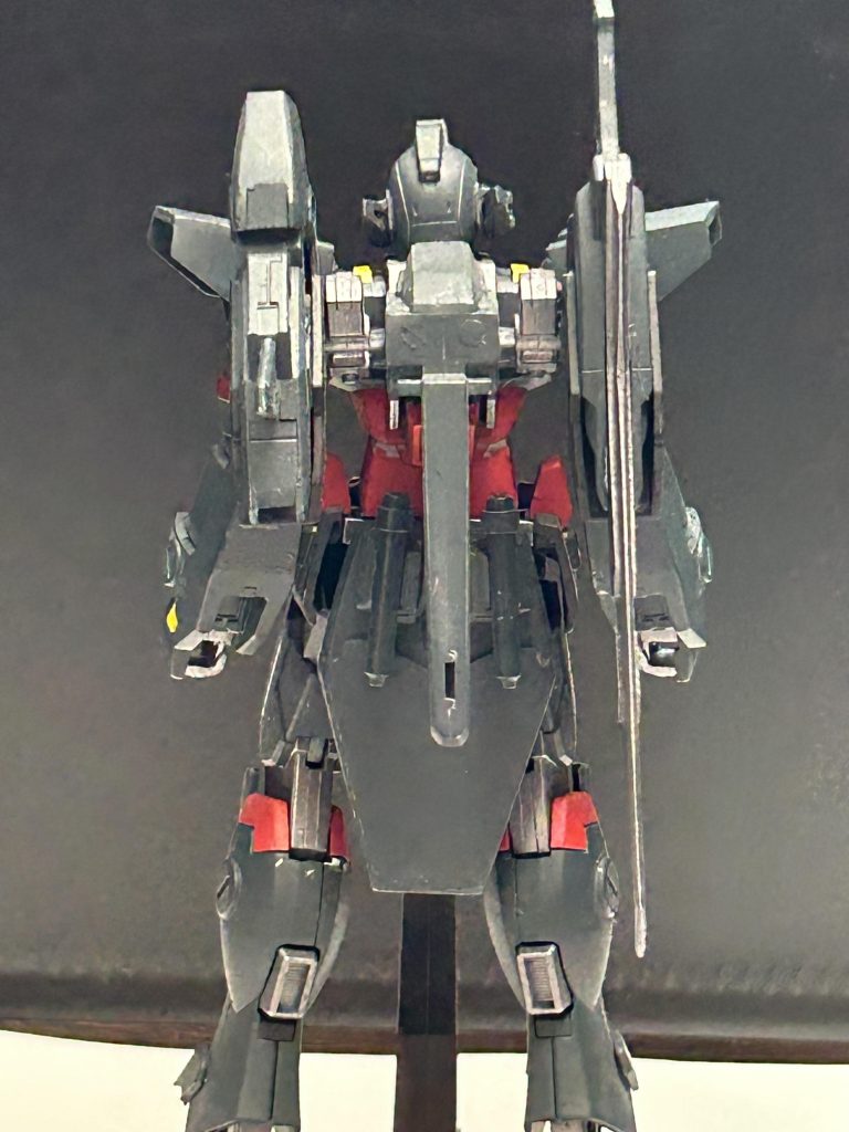 百式のサーベル位置が好きなので、サイドアーマーから基部のみ切り離してリアアーマーに接着しています。実際は取りづらそうですがどうなんでしょう。