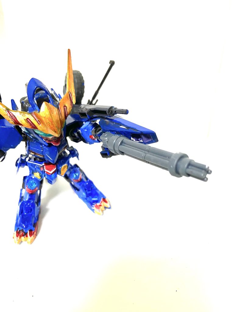 カスタマイズシールドバルバトスの持つシールド、前方に武装を取り付けることが可能用途に応じて様々なカスタマイズが施される。