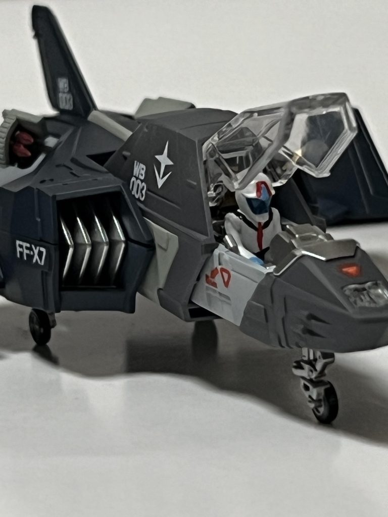 コアファイターもG3カラーで塗装しました。パイロットのミニフィギュアもオマケ程度に塗装しています。