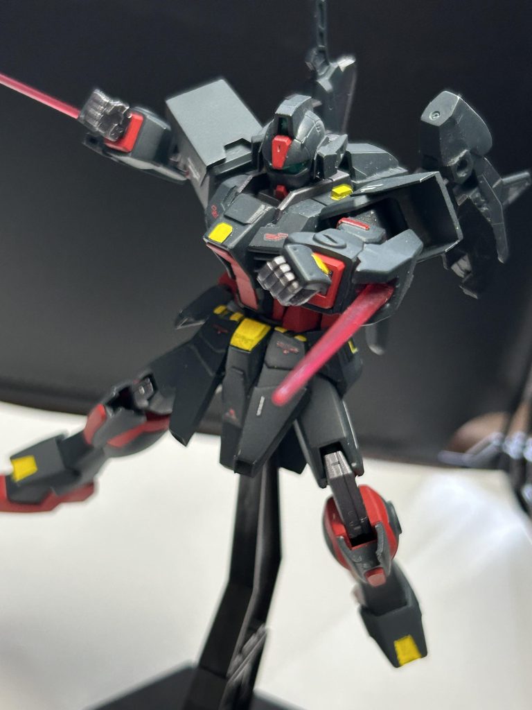 腕部にはAGE3のパーツをつけているので、ここからもサーベルが出ます。一応ビームバルカン(牽制用)も使用可能という設定です。最後まで閲覧頂きありがとうございました!ガンプラ熱が熱い今、次は何を作ろうかワクワクが止まらず休みが待ち遠しいです☺️