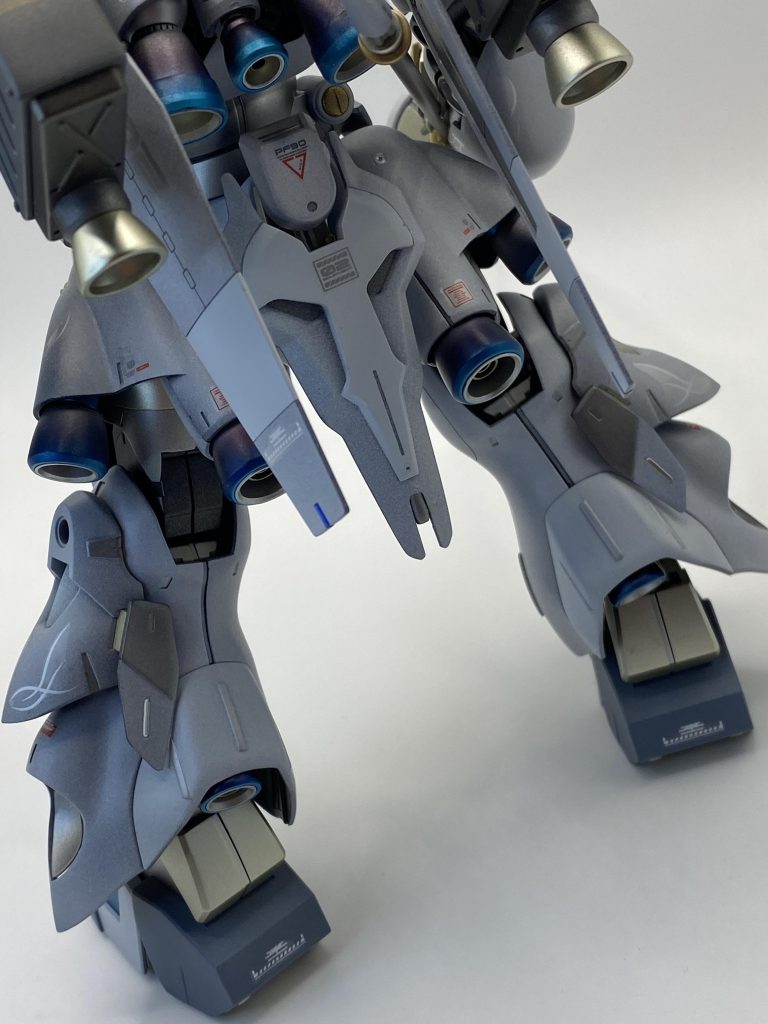 また背面の武器ラックを廃止し、ショートスカートを作成し背面の情報量を増やしました。SDサザビーのシールド流用です。