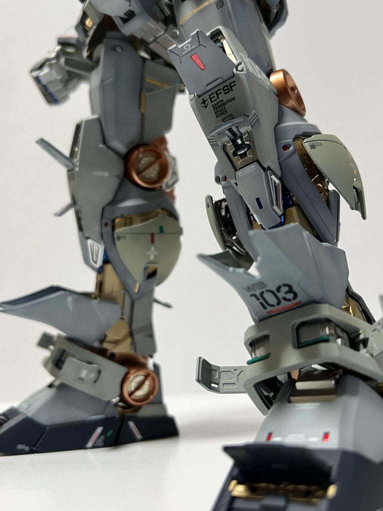 外装は、若干のグラデーションを施し、リアル感を演出しました。