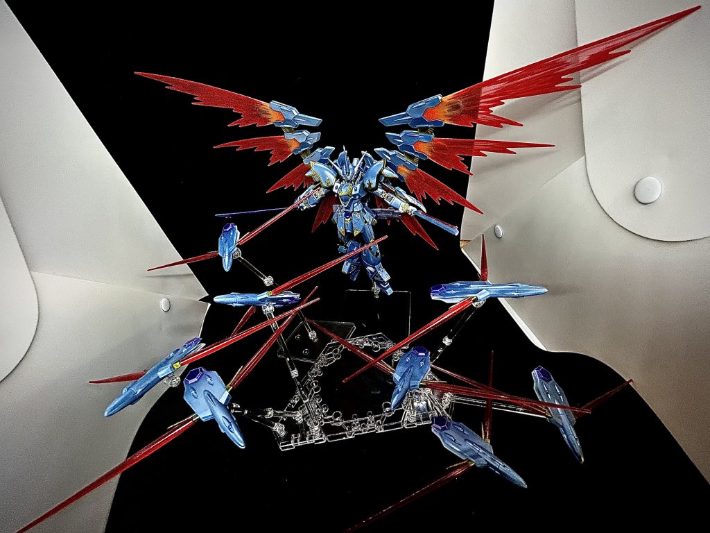 光の翼にはホロマーカーを吹きつけました。ビームサーベルも少しだけ塗装してあります。