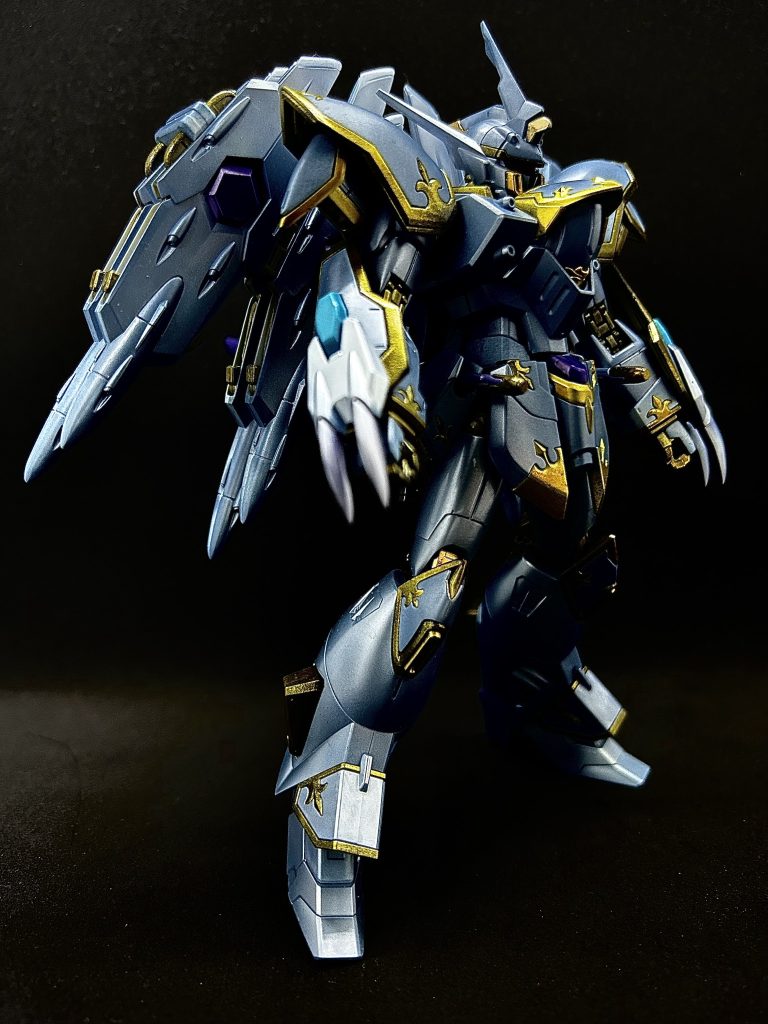 今回は装甲がパール塗装、関節とエングレービングはキャンディ塗装をしています。最後は艶出しトップコート仕上げてあります。