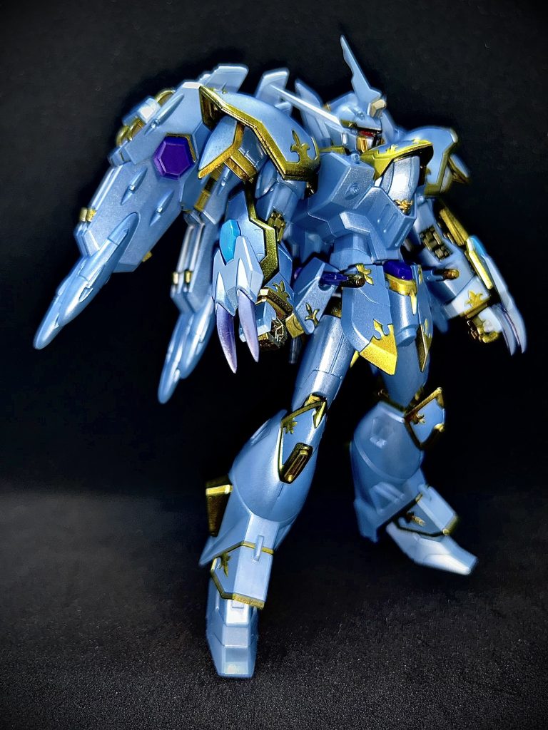 実の所青くなったのは偶然というか勘違いというか。下地で悩んで比較画像を見てる時ムーンストーンパールで1番綺麗な色が、ミディアムブルーでした。実際塗装したら思ったより青くなってて、もうオリジナルにしちゃおう!って開き直って武装も色変更。名前もブラックナイトスコードはインド神話から全機名前とってるんだよなぁ→ヴィシュヌ神ってこんな色だったような→ヴィシュヌだとそのまんますぎるな→アチュータ爆誕長々と書きましたが、ここまでみてくれた方ありがとうございました!とても自分では納得できる物が出来ました。