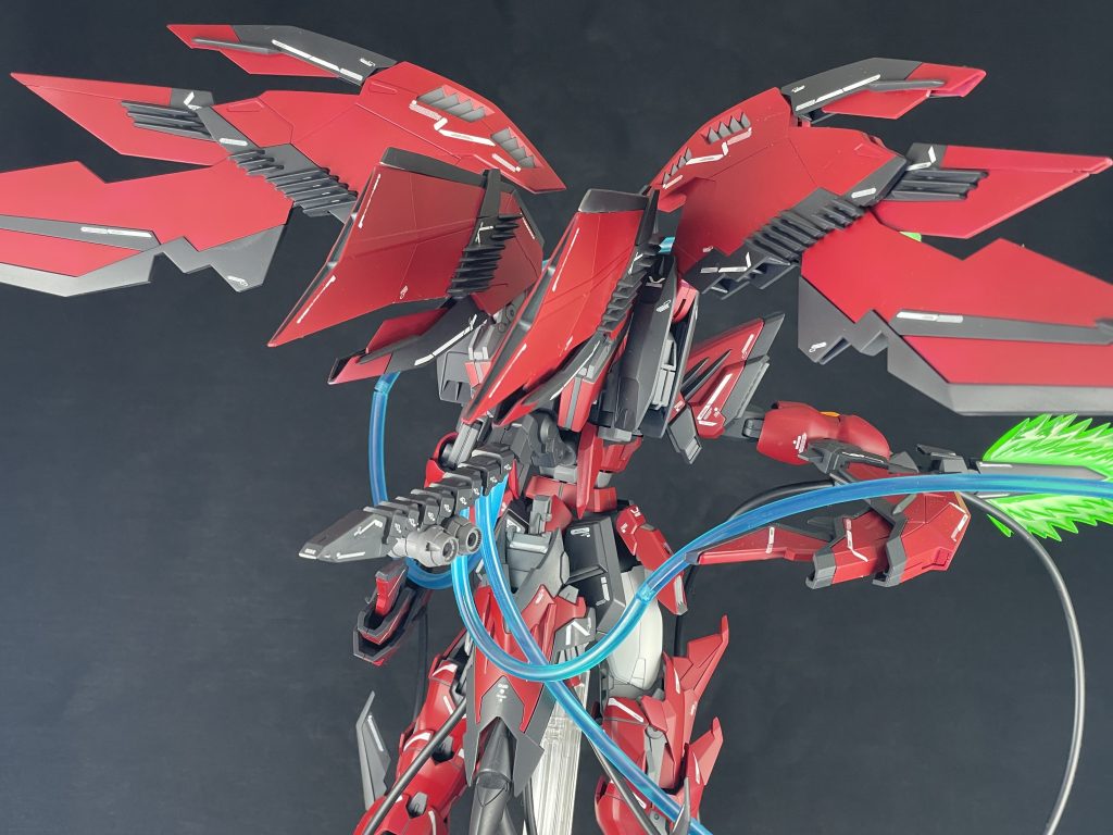 自動追尾するエネルギー弾を放つ、スーファミ格ゲーの隠し機体エピオンの謎武器「スパークウインド」エネルギー弾は、ミサイルファンネルのような自動追尾ミサイルがビームをまとったモノ、という解釈のもと、シュツルムウントドランクとあわせてミリアルドに託された追加武装という妄想設定です。