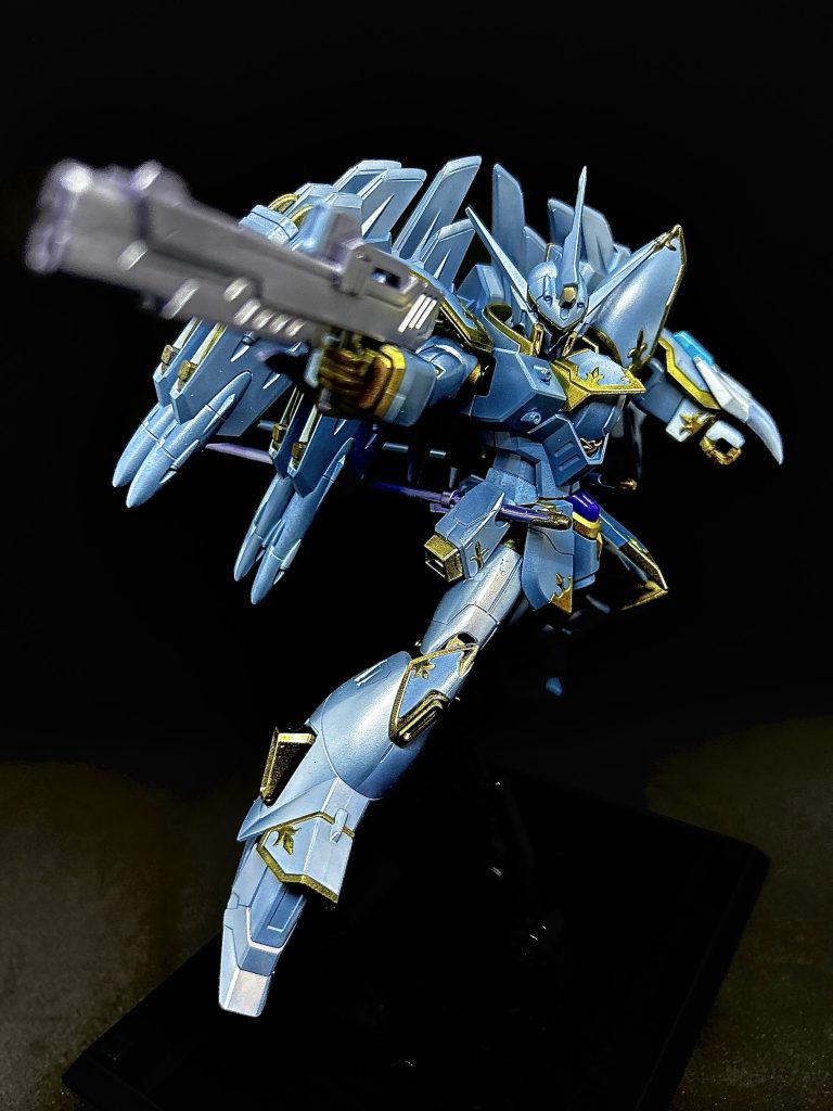 このキットは部分塗装で楽しむつもりでしたが、気がついたら全塗装を始めていました。どうせやるならチタニウムフィニッシュのように仕上げたいと思い、今回の塗装内容で作りました。パーツ細かいし多いし心折れそうでした。