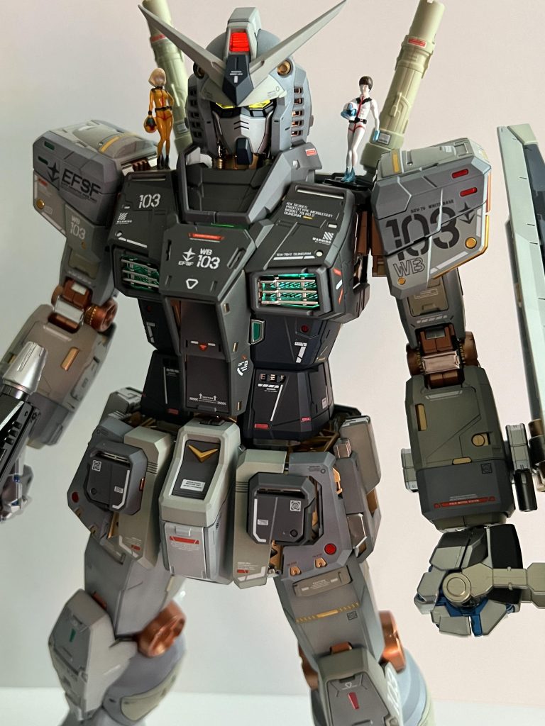 内部にLEDが組み込まれているため、ツインアイ、カメラ、胸部が発光します。