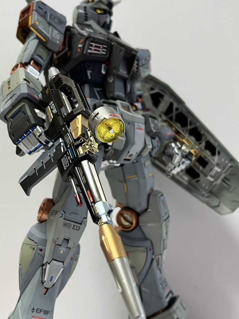 ツインアイ、カメラ、スコープについては、蛍光塗料を用いているため、ブラックライトを照射しても発光いたします。