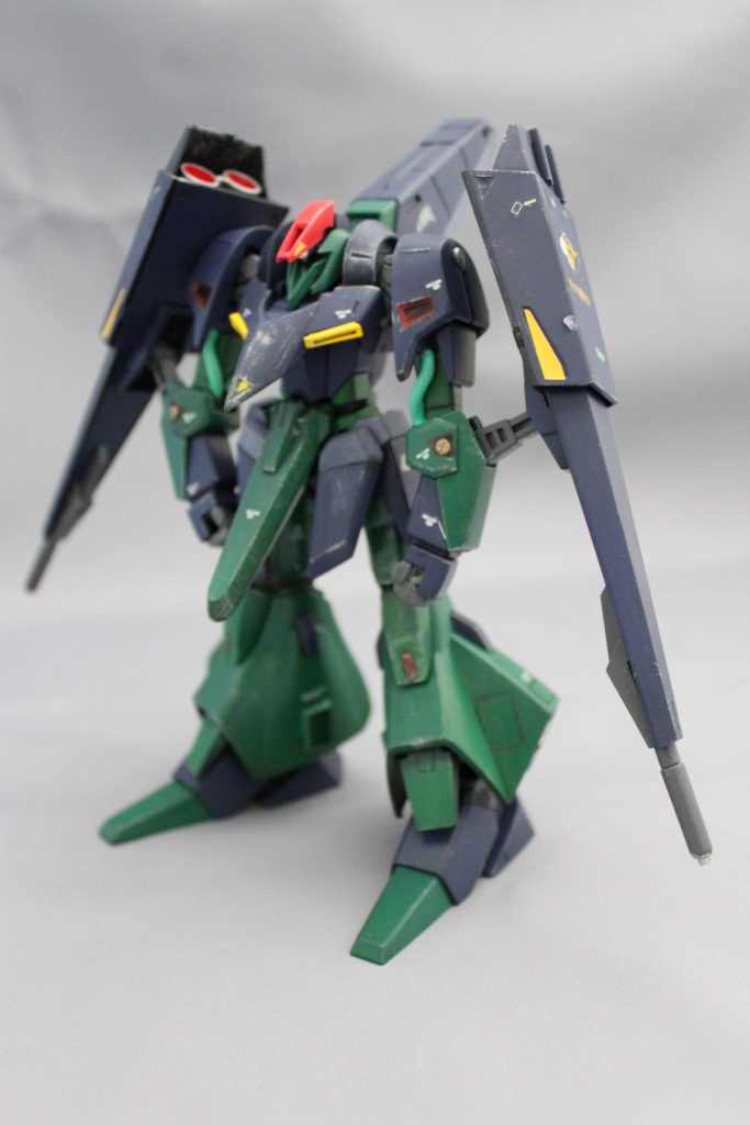 10月後半にZガンダムシリーズの再販がありましたが、私は全く買えませんでした。YouTubeでは購入報告ばかりなのに~。私の最寄りのお店は1人1個しかガンプラを買えないのになぁ・・・。まぁ私の愚痴は放っておいて、可変モビルアーマーのギャプランです。完全変形、ブースター付、プロポーションも良好と素晴らしいキットなのですが、HGUCでは古い方になります。古いHGUCで何が鬼門ってそれはABSパーツですよ。ABSパーツとの相性が良くないのですよね。今回2回目の製作ですが、銃身が折れてしまいました。プライマー塗ったのになー。