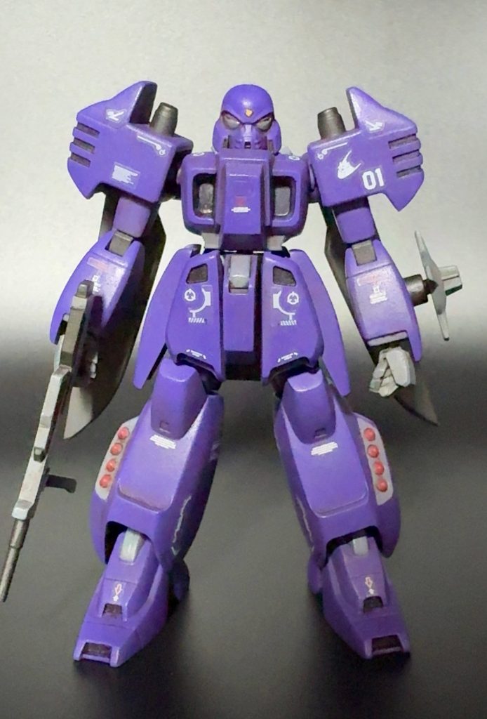 塗装はバイオレットを調色してベタ塗り、グレーやメタルカラー、赤、黒などは筆で部分塗装し、ウェザリングカラーのグランドブラウンでウォッシングしています。デカールはRGゴッドガンダムのリアリスティックデカール等色々使用しています。