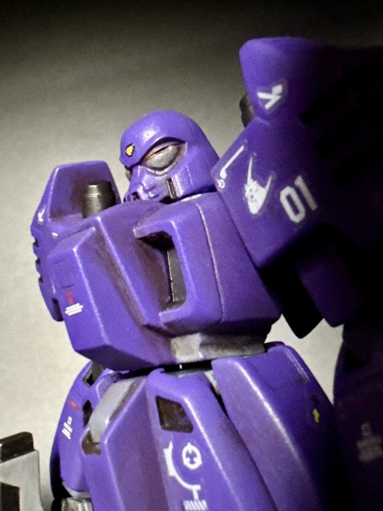 バストアップ。個性的な顔が独特の雰囲気を持っていますね♨️