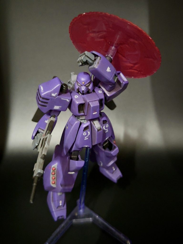 アクションポーズ変形は出来ないですが、台座が付属しておりビームローターで飛行するポーズを再現できます。(でも水平にするのは難しい💦)