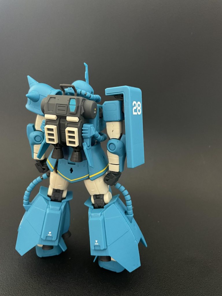 後ろ姿。バックパックの赤色をガンダムマーカーのコスモメタブルーで塗装しました。