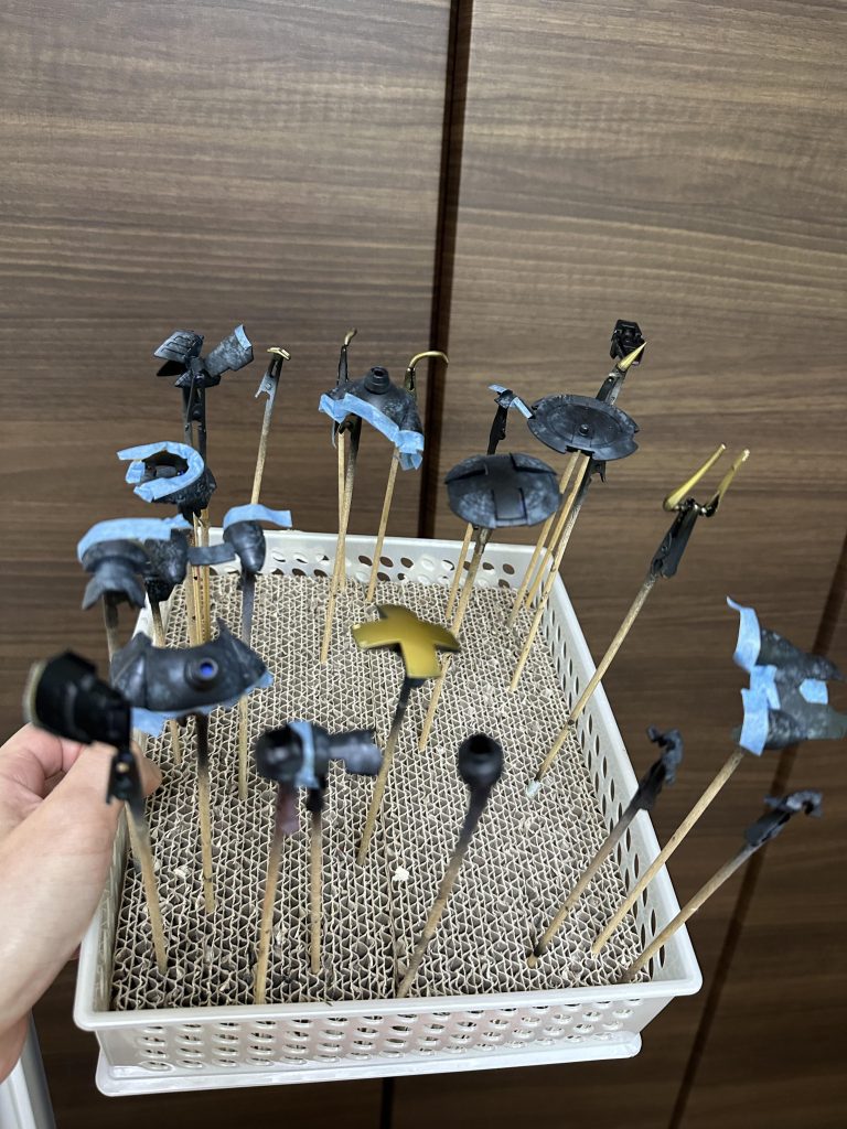 下地に明るい色をテンプレートを使って吹いています。工程が増えて大変ですが雰囲気が出ますね。最後までご覧いただきありがとうございました✨