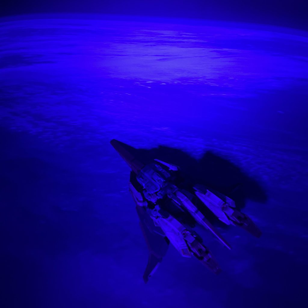 照明OFF　ブラックライトのみ　もはやわからない(gundam-kao2)(gundam-kao2)