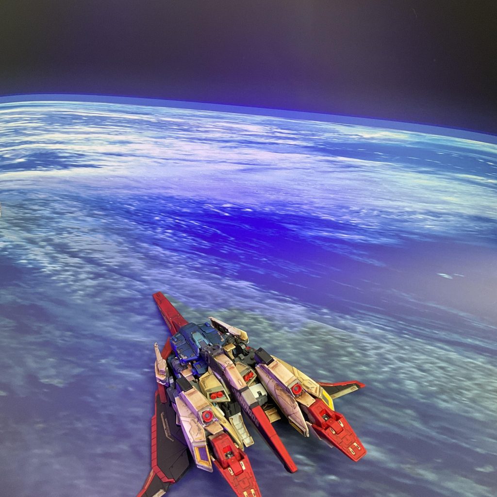 やや引き気味で