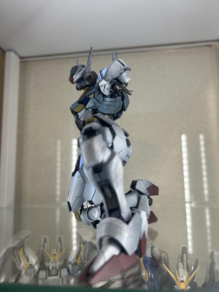 ボディーカラーは曇った戦場をイメージし、トーンを落としたカラーリングに