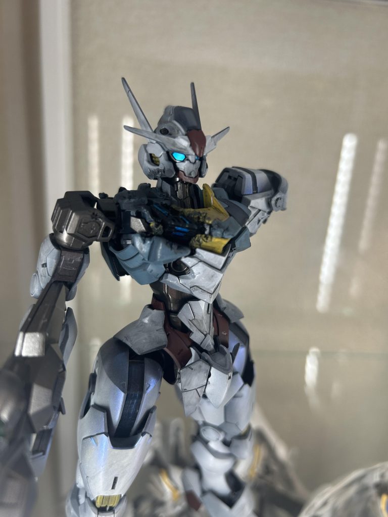 肩や大腿部のシェルユニット周辺は発光をイメージしてブルーのパール塗装