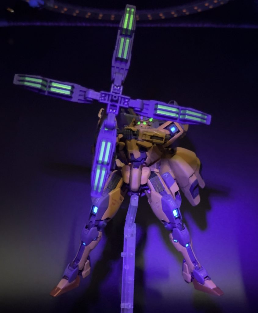 バリアブルロッドライフル、リフレクター展開。サテライトキャノンみたいなチャージして発射みたいなイメージです💥👈ちょこちょこ蛍光グリーンやブルーを部分塗装しています。