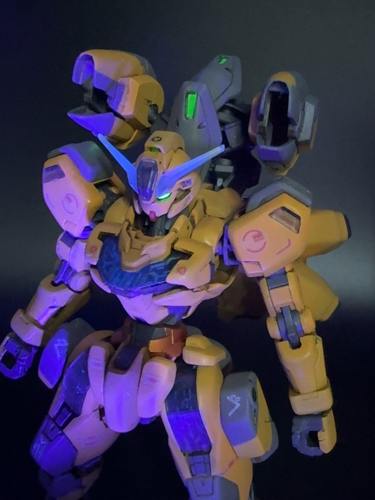 ブースターはグイッと上に持ってきてショルダーランチャーにしてみました。Vダッシュガンダムっぽいイメージです。実は左モモのパーメットのシールを塗装中ダメにしちゃったのでエナメルホワイトで手書きしてクリアカラーで着色してます💧過去作の作り直しで剥がせなかったのでマステに持ってかれちゃったんですね( ◜ᴗ◝)そんなこともある♨️