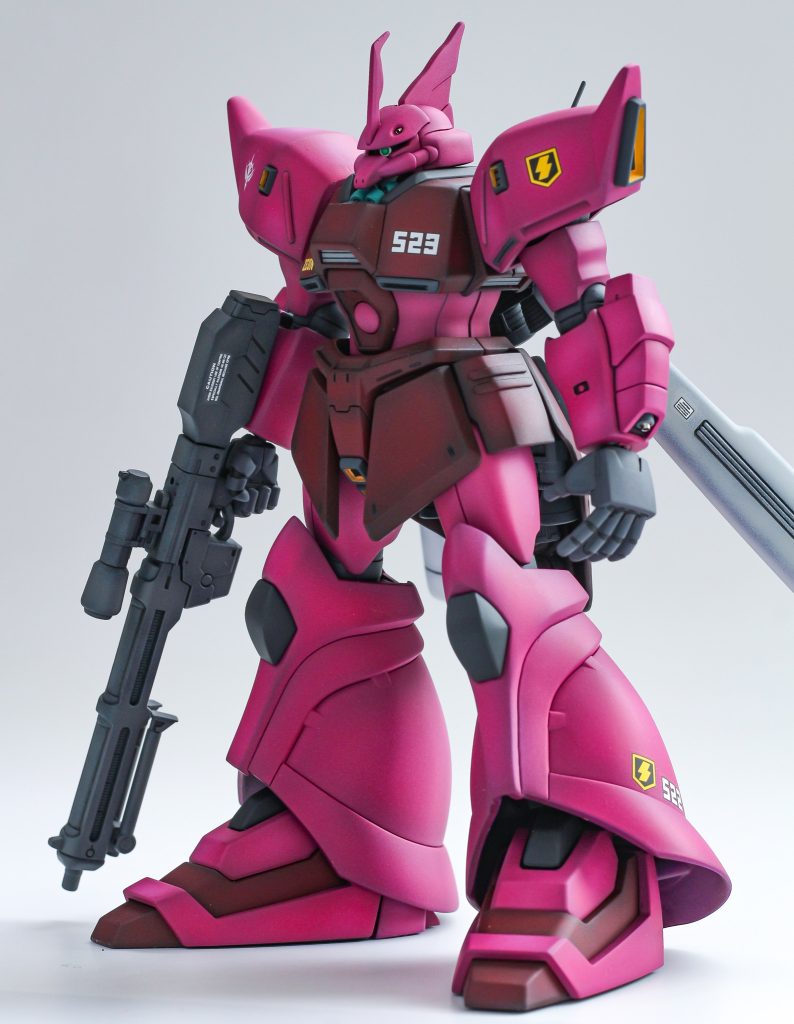 カラーリンググラデーションです。前述の通り旧キットのボックスアートに近づけました。もっと赤みがあっても良かったのかな。ピンク:下地にバイオレットグレー→純色マゼンタ→ジャガーパープル→軽くクリアホワイト赤:下地にあずき色→ローズディープレッド→薄めたジャガーパープル→影色にココアと黒混ぜたもの首元の緑は前回のジュアッグで使ったカラーまんまです仕上げはガイアのつや消しexピンク、赤ともに色がなかなか決まらず難航しました。赤は下地の影響を受けやすく色が濁るせいで一番暗い影色から始められないところで悩みました。影色は最後に回すことで解決しました。