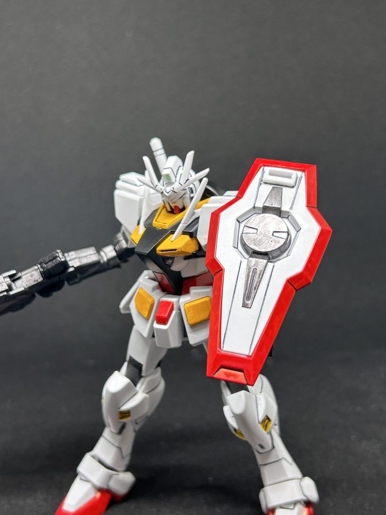 盾はガンダムをイメージして覗き穴のとこに厚みを。