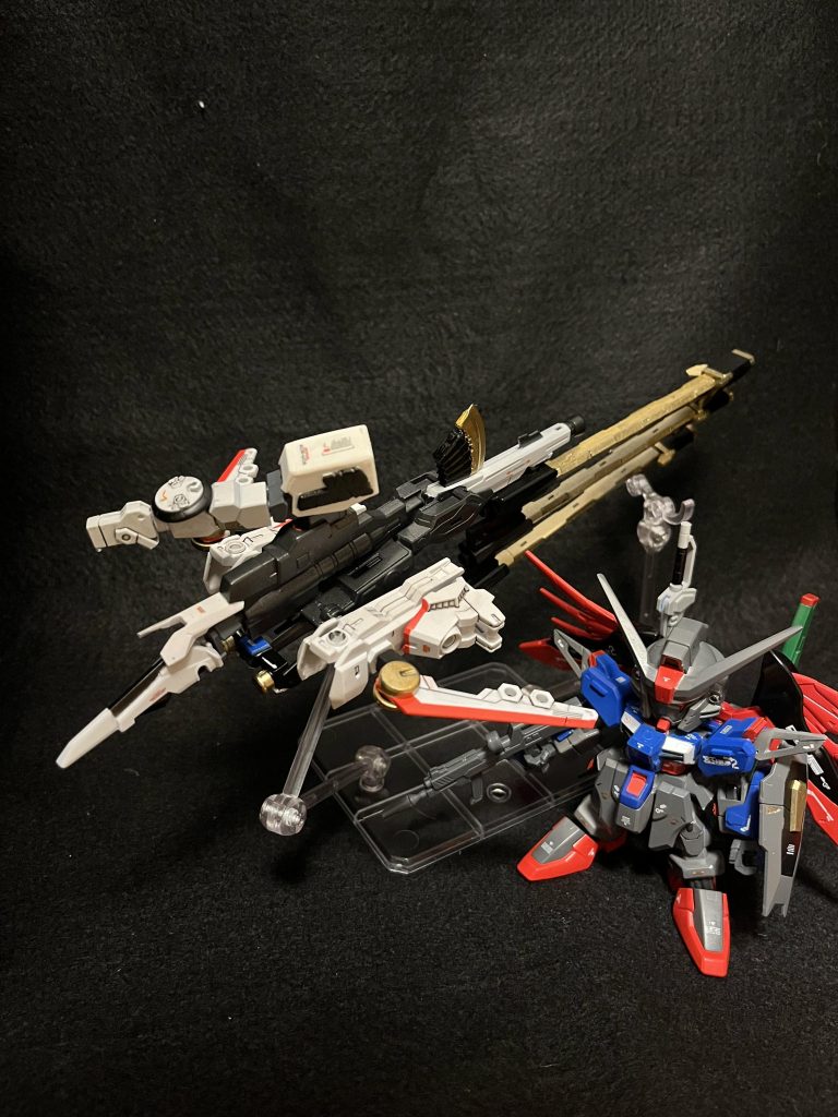 ジャンクの組み合わせと砲身のみスクラッチしてみました慣れないプラ板作業で近くでみるとガタガタです笑ゼウスシルエット単体飛行も可能です