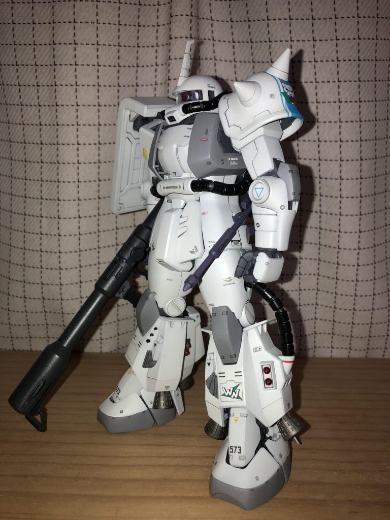 肩の水色の帯はデカール貼りに失敗したので塗装してます