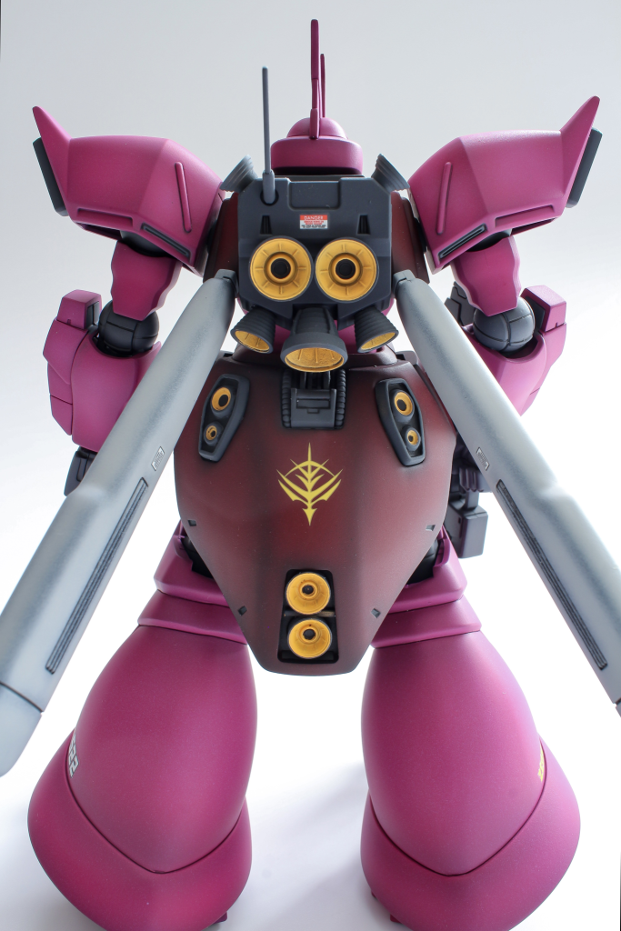 背面左右の六角形以外はwave製バーニア。縁取りが元から薄く重宝してます。ジオンマークの上は隙間があったのでジャンクで埋めました。