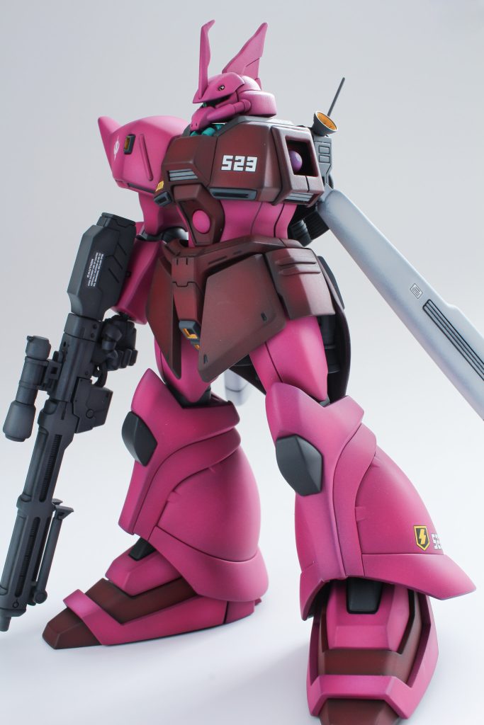 胸ダクト周りと肩の接続真正面と左右のダクトはプラ板で造り直し。肩の接続はボールデンアームアームズを利用。埋設自体は簡単でカッコつけ効果も高いです。腕は全体が胸に寄るようピンを調整してます。