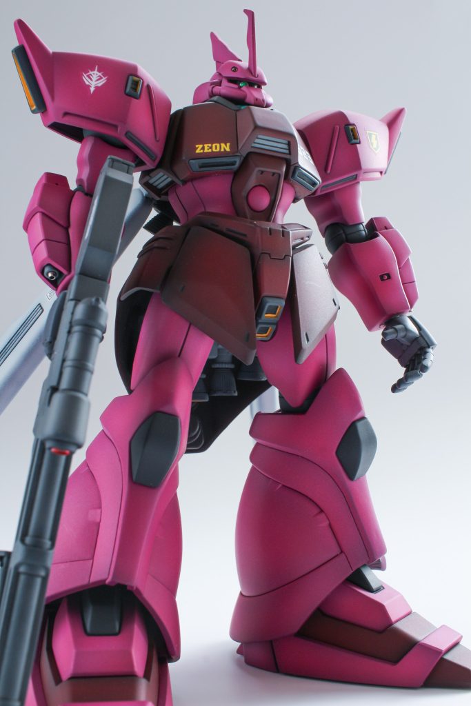 脚部一部ピンの除去や切り欠きを加えて足首の前後の可動範囲をあげました。が、デカールを左右逆に貼ってしまったので脚が入れ違いになってます。左右の可動範囲はもっと高いはず…