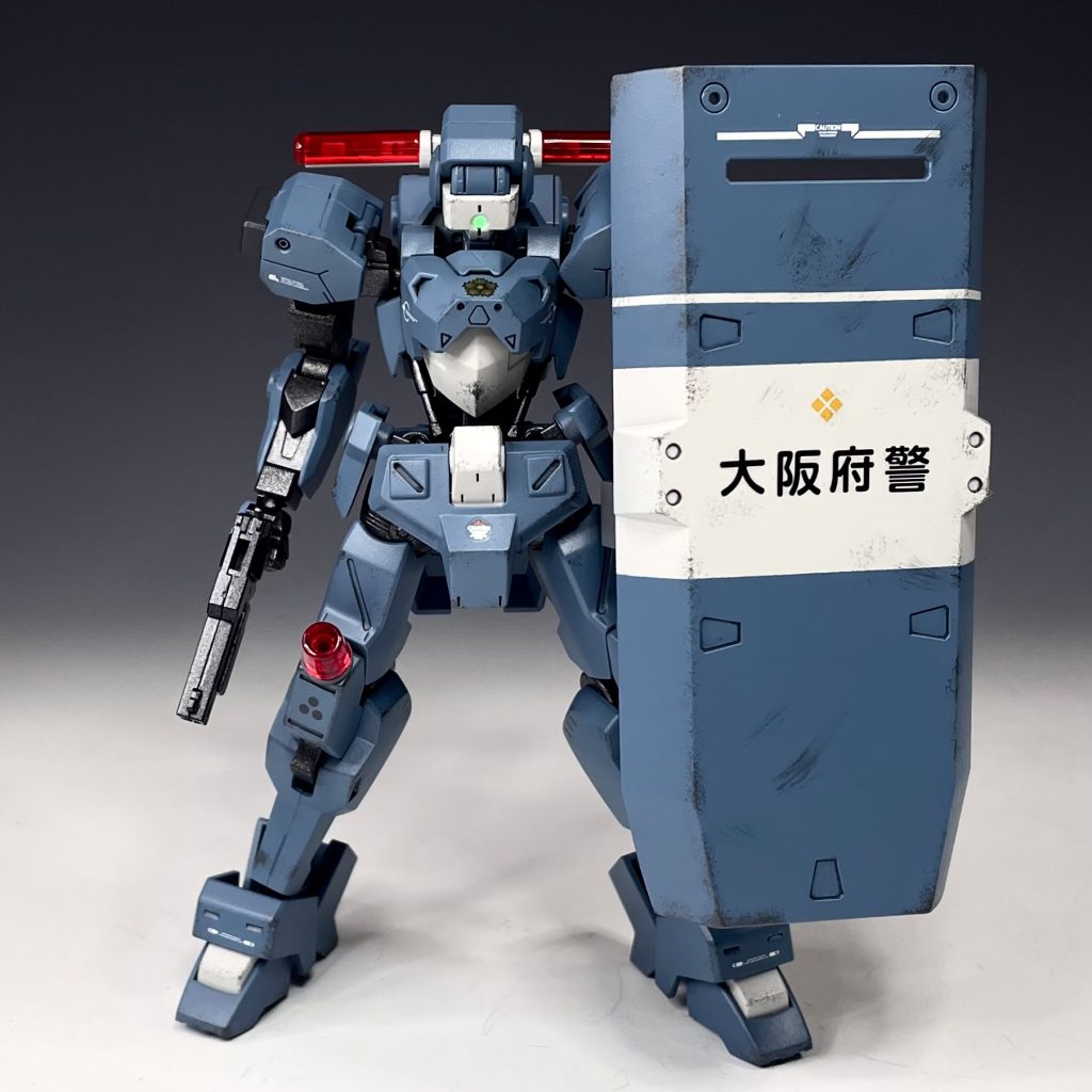 正面。シールドはマスキングで白と青に塗り分け、アオシマさんの警察車両用デカールを貼付。