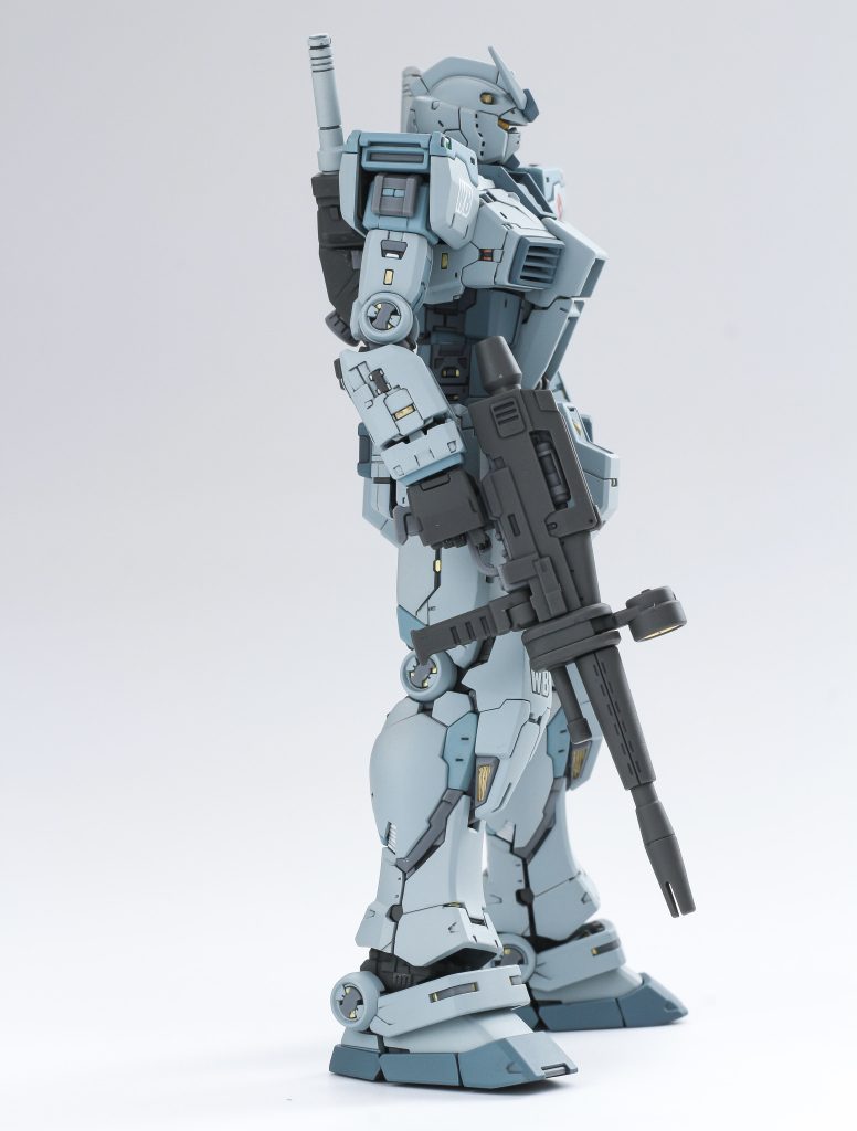 手短かに作りたいこともあって内部フレームはつや消しをランナー時点から塗布したのみ。外装装着時にハメ合わせを見ながら各所のチップ的な突起物をゴールドやシルバーで一部塗装。クレオスの水性マーカーです。