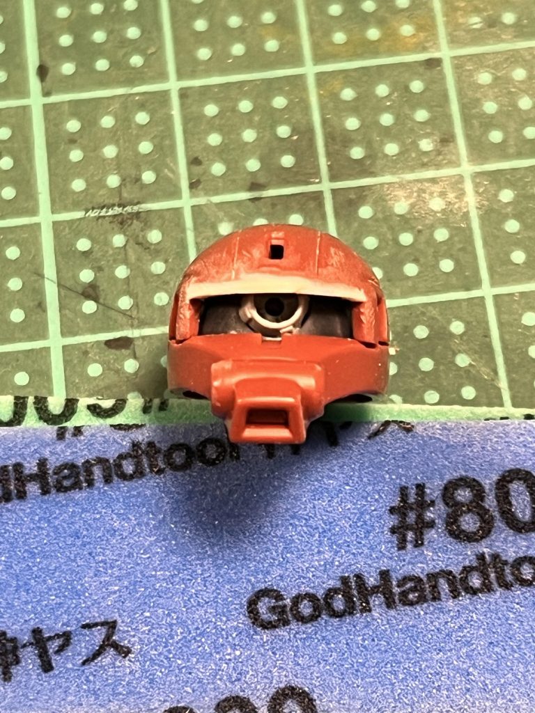 プラ版を貼り付けて眼つきを悪ーくしてます。