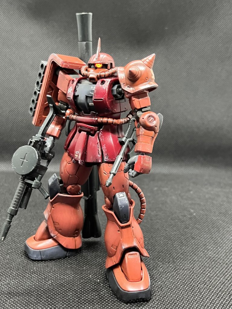 いつもはつや消しのトップコートを吹くのですが、今回は半光沢で仕上げました。ヒカリの反射がいい感じにカッコいいです