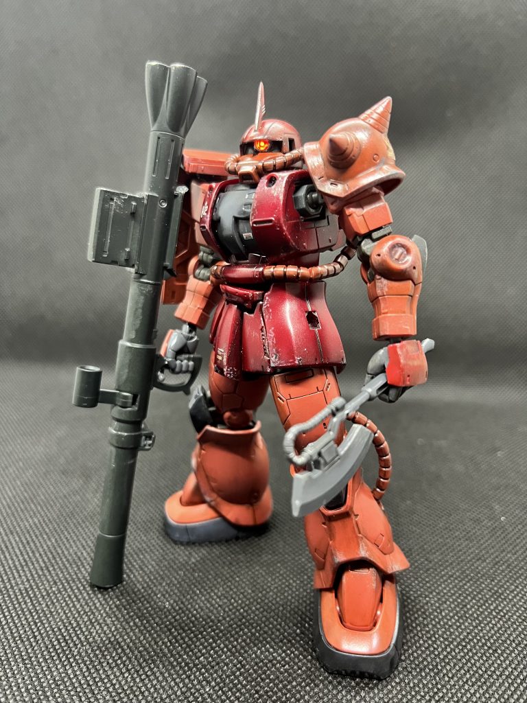 プラ板を貼った頭だけスプレー缶で塗装してますが、他は整形色にガンダムマーカーのブラウン、グレー+ウエザリングお手軽に仕上げました。全塗装しなくても中々カッコいい出来になりますね!