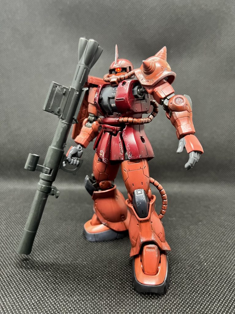 非常に出来の良いキットでパネルラインもたくさん入っており、手を加えるところはほとんど無かったのですが、顔のモノアイの幅がちょっと広すぎると感じたので、そこだけプラ板で修正してます。また、モノアイはLEDを入れて電飾してみました。レンズはビルダーズパーツ MSサイトレンズを使ってます