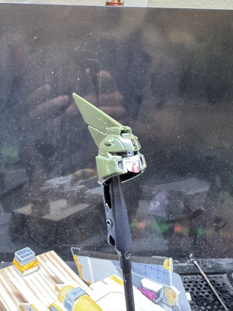 頭部パーツ。顔はHGジャスティスのフェイスパーツを削って使いました。