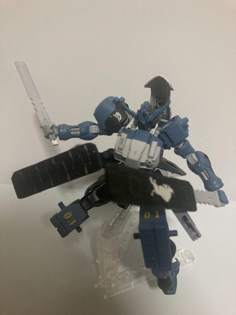 腰には鞘兼シールドの武器が付いてます。サブアーム接続なので自由に動きますね。鞘の中にはキマリスサーベルが入っています。この武装はMGRのサンダウナーを参考にして考えました。