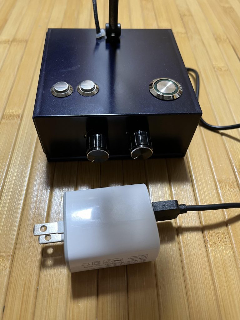 コントローラー兼台座です。バルカン砲の発射とバーニアの出力調整ができます。