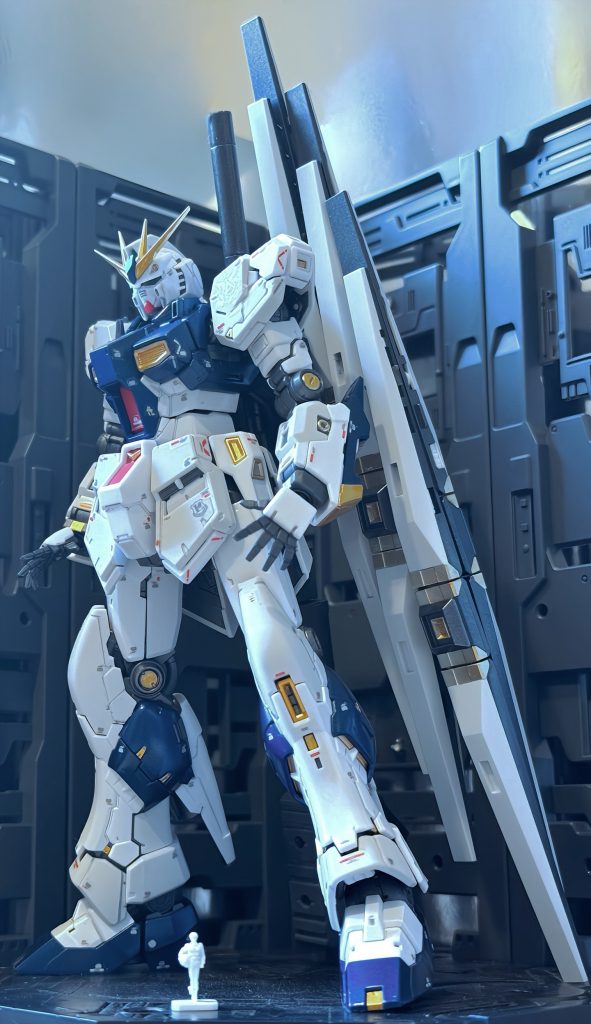 組み立てるだけですばらしい完成度のキットRX-93ffのロングレンジフィンファンネルみたいにファンネルを組んでビームライフルを背負わせてみました。(なぜかHGUCのファンネルですがw)デカールの配置は福岡実物大を参考にしてます。