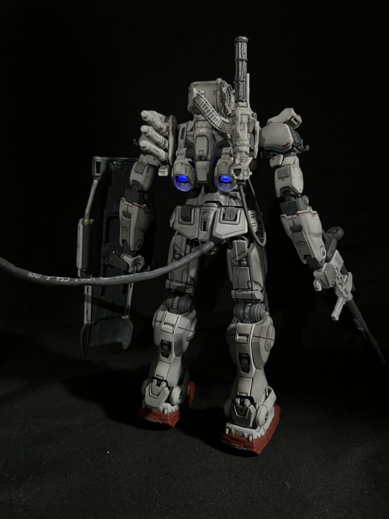 バックショット。背部バーニア、足裏バーニアが光ります。