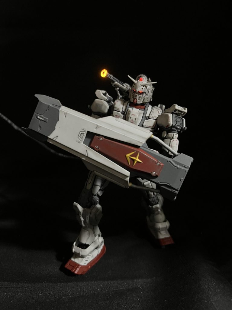 肩部バルカン砲はスイッチで発射できます。1番最初に商品画像を見た時、今まで見たことないデザインだけどカッコいいと思いました。