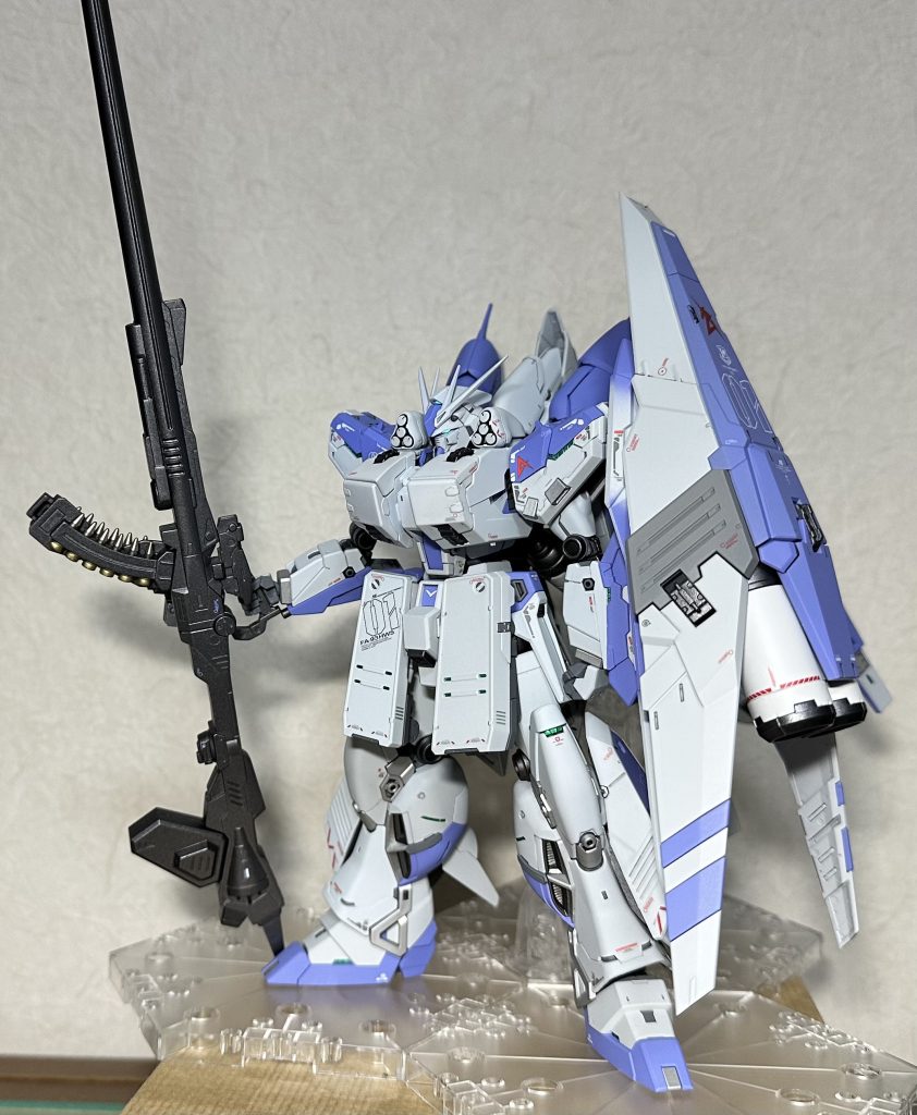 専用のハイパー・メガ・バズーカ・ランチャーの代わりに、旧キットのF90II Lタイプからロングレンジライフルを拝借、ジャンクパーツでデコレートした物を装備。弾倉の実弾部分は、100均のボールペンを使用。